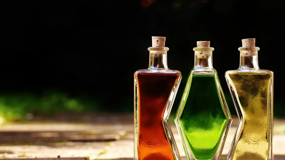 Parfumflacons netjes op een rij