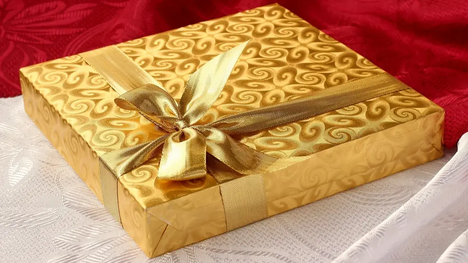 Kerstpakjes in goudpapier