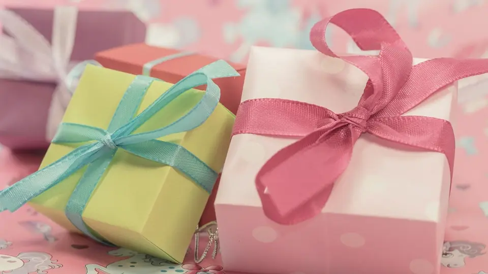 Een stapel cadeaus in felle kleuren