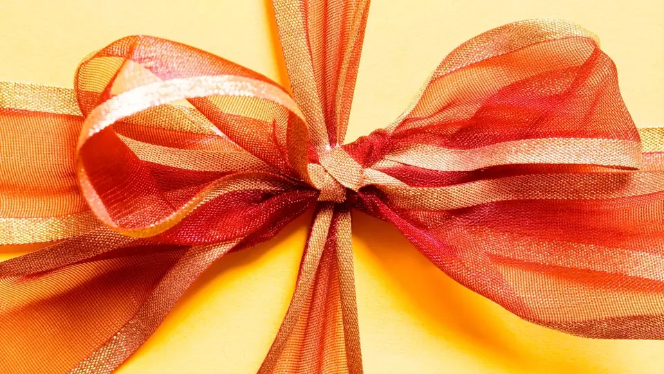 Cadeaudoos met een oranje lint