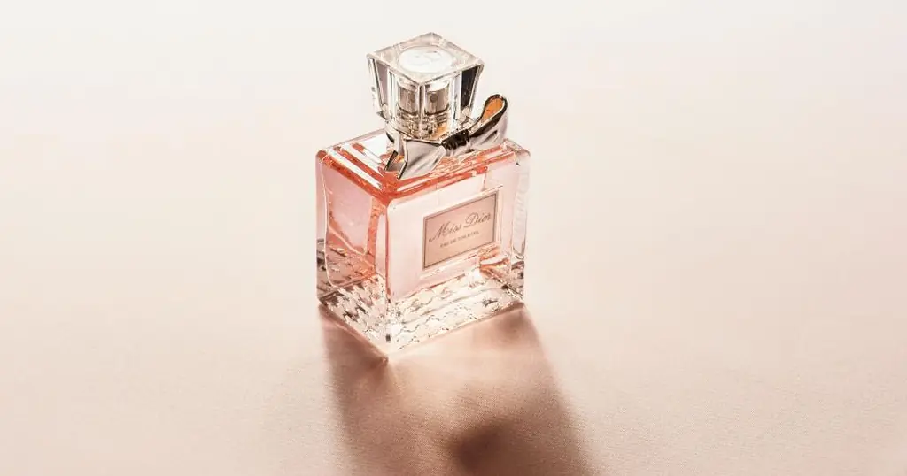 Parfumflacon van glas, zoals er achter de deurtjes kunnen zitten